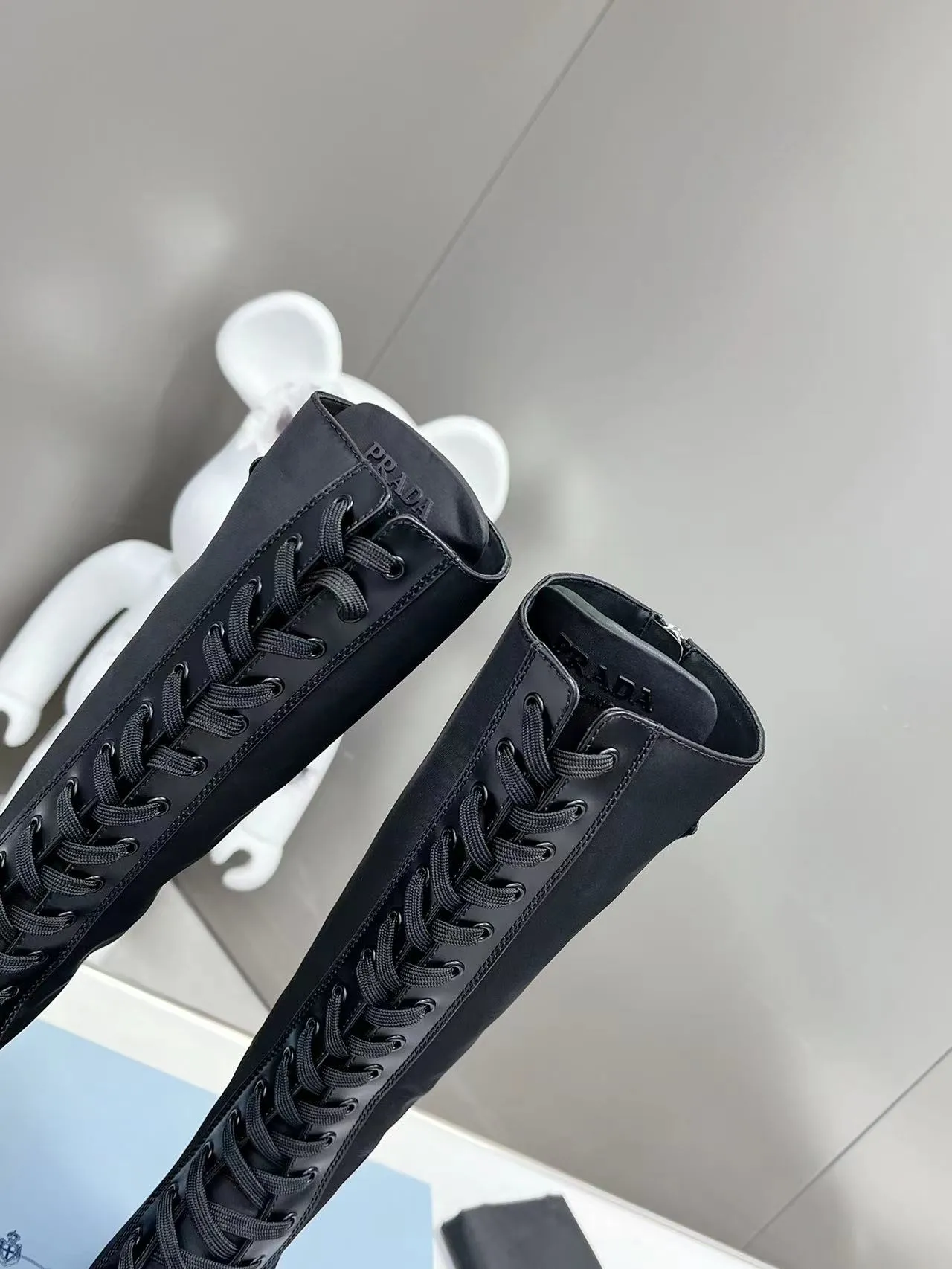 👟👟Ex-factory price 700👟👟 2022SSS re-launches the new and newest boot length of Poundala —————————— 💥PRADA’s spring morning T catwalk show is the same model "Dream City Night". Prada can focus on the right scene. It has a fresh breeze with a sense of luxury. It is perfect on the feet. 💃💃 Wear it with the matching shoes. It is elegant and high-quality, crystal clear and has various qualities. The materials are uniquely designed by the company and must be zero-edged. The entire series is full of exciting and interesting combinations of exterior elements. Different materials and textured fabrics express a strong artistic flavor. You can slightly appreciate the changing styles of Prada girls. 1⃣Upper: matte glossy open edge scarlet, 2⃣Lining: imported sheepskin lining 3⃣Outsole: original Italian large color original 4⃣🔺original foot pads, size female 35M-40M